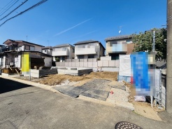 戸建てが立ち並ぶ静かな住宅街。四季折々の移り変わりを感じながら自然と楽しみ、暮らす、そんな毎日を日々の中で感じられる住環境
