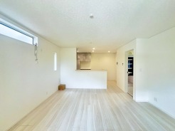 家族団欒のリビング。陽光差し込む食卓には家族の会話とスマイルが溢れます。いつまでもここで食卓を囲みたくなる、そう感じさせてくれるスペース。