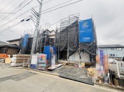 戸建てが立ち並ぶ静かな住宅街。四季折々の移り変わりを感じながら自然と楽しみ、暮らす、そんな毎日を日々の中で感じられる住環境
