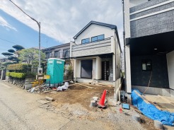 戸建てが立ち並ぶ静かな住宅街。四季折々の移り変わりを感じながら自然と楽しみ、暮らす、そんな毎日を日々の中で感じられる住環境
