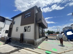 セカンドカーや来客時にも便利なカースペース2台分ございます。
