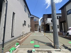 前面道路は広く、駐車がしやすいです。駐車スペース2台分ございます。
