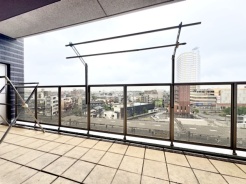 南西側のお部屋から出入りできる、奥行きのあるワイドバルコニー。心地よい陽射しと暖かな風を楽しむことが出来ます。