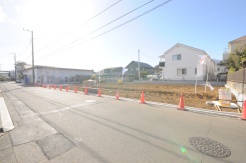 6m幅員の道路に面しておりお車の運転が苦手な方でも安心して出入りいただけます。
