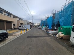 戸建てが立ち並ぶ静かな住宅街。四季折々の移り変わりを感じながら自然と楽しみ、暮らす、そんな毎日を日々の中で感じられる住環境
