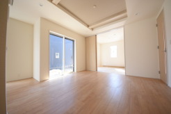 家族団欒のリビング。陽光差し込む食卓には家族の会話とスマイルが溢れます。いつまでもここで食卓を囲みたくなる、そう感じさせてくれるスペース。
