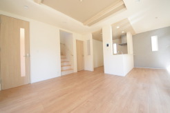 いつも家族の集まるリビングは広々とした16.0
帖。通風・採光にも優れ、心安らぐ風と光がたえない空間。汎用性に富んだ居住スペースと、高揚感さえも与えてくれる住空間です。
