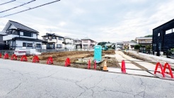 6.2m幅員の南西新設道路に面しておりお車の運転が苦手な方でも安心して出入りいただけます。