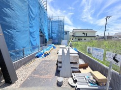 セカンドカーや来客時にも便利なカースペース2台分ございます。
