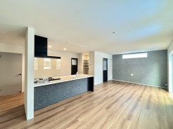 夕食の時間。家族、友人、両親、親戚との会話がより料理を美味しくしてくれる。あっという間に時間が過ぎてしまう居心地の良さは、普段はほっとする空間としてここにあります。
