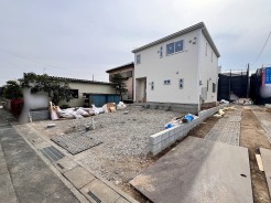 セカンドカーや来客時にも便利なカースペース3台分ございます。EVコンセント対応しております。
