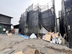 前面通路は広く、駐車がしやすいです。駐車スペース3台分ございます。
