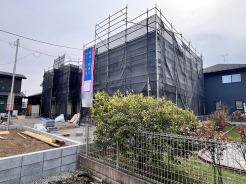 建物完成は令和8年4月予定です。