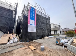 セカンドカーや来客時にも便利なカースペース2台分ございます。EVコンセント対応しております。