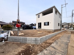 戸建てならではのお庭スペース。インナーバルコニーのある４LDKです。
