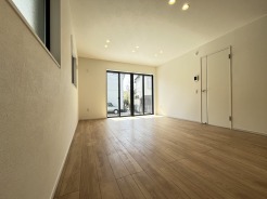 家族や友人、両親、親戚とこれから沢山の時間を紡ぐのだろう。そこを彩るのは窓から見える青い空、心地よい緑。そんなイメージが膨らむリビングスペース。
