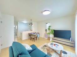 1-A号棟 家族団欒のリビング。陽光差し込む食卓には家族の会話とスマイルが溢れます。いつまでもここで食卓を囲みたくなる、そう感じさせてくれるスペース。
