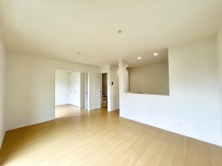 1-F号棟 家族団欒のリビング。陽光差し込む食卓には家族の会話とスマイルが溢れます。いつまでもここで食卓を囲みたくなる、そう感じさせてくれるスペース。
