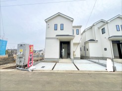 6m幅員の道路に面しておりお車の運転が苦手な方でも安心して出入りいただけます。
