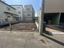戸建てが立ち並ぶ静かな住宅街。四季折々の移り変わりを感じながら自然と楽しみ、暮らす、そんな毎日を日々の中で感じられる住環境
