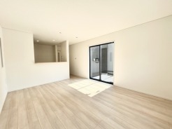 4号棟 夕食の時間。家族、友人、両親、親戚との会話がより料理を美味しくしてくれる。あっという間に時間が過ぎてしまう居心地の良さは、普段はほっとする空間としてここにあります。
