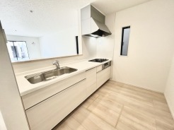 3号棟 家族が一番集まる場所だから広々としつつも素敵な空間であって欲しい。皆がくつろぐリビングからキッチンまでが一つに繋がる空間。
