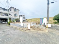 1号棟 五感で感じる、現地でしかわからない事も沢山ございます。周辺環境なども一緒にご案内いたしますのでお気軽にお問合せください。
