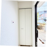 明るく開放的な玄関、靴の脱ぎ履きもしやすく、収納も豊富でご家族皆様の靴をスッキリ収納できます。
