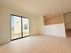 2号棟 いつも家族の集まるリビングは広々とした12.12帖。通風・採光にも優れ、心安らぐ風と光がたえない空間。汎用性に富んだ居住スペースと、高揚感さえも与えてくれる住空間です。