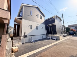 戸建てが立ち並ぶ静かな住宅街。四季折々の移り変わりを感じながら自然と楽しみ、暮らす、そんな毎日を日々の中で感じられる住環境
