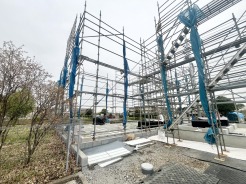 戸建てが立ち並ぶ静かな住宅街。四季折々の移り変わりを感じながら自然と楽しみ、暮らす、そんな毎日を日々の中で感じられる住環境
