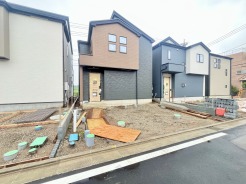 6m幅員の道路に面しておりお車の運転が苦手な方でも安心して出入りいただけます。