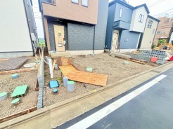 前面道路は広く、駐車がしやすいです。駐車スペース2台分ございます。
