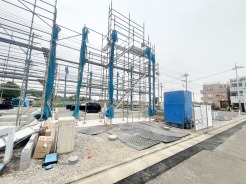 前面道路は広く、駐車がしやすいです。駐車スペース2台分ございます。
