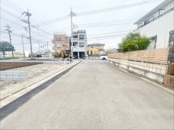 6m幅員の道路に面しておりお車の運転が苦手な方でも安心して出入りいただけます。
