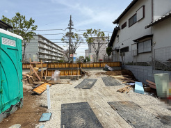 前面道路は広く、駐車がしやすいです。駐車スペース2台分ございます。

