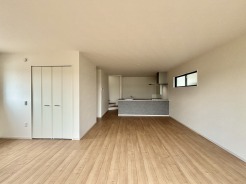 5LDKにも変更可能!家族団欒のリビング。陽光差し込む食卓には家族の会話とスマイルが溢れます。いつまでもここで食卓を囲みたくなる、そう感じさせてくれるスペース。