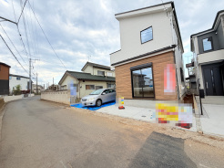 2号棟 戸建てが立ち並ぶ静かな住宅街。四季折々の移り変わりを感じながら自然と楽しみ、暮らす、そんな毎日を日々の中で感じられる住環境
