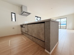 家族が一番集まる場所だから広々としつつも素敵な空間であって欲しい。皆がくつろぐリビングからキッチンまでが一つに繋がる空間。
