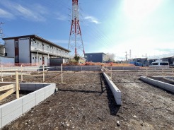 広がる空の下、未来への期待を乗せて、新しい暮らしの礎が築かれていく様が感じられる、穏やかな空間
