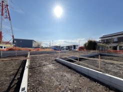 通りから入ったプライベート空間で落ち着いた雰囲気でお住いになる。敷地部分でお子様の遊ぶスペースや駐車スペースに活用できます。
