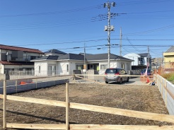 穏やかな風景に調和する、落ち着いた住まい。広々とした敷地が、日々の暮らしにゆとりと安らぎをもたらします
