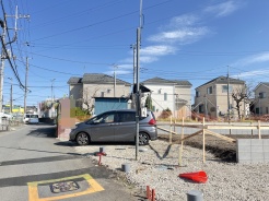 戸建てが立ち並ぶ静かな住宅街。四季折々の移り変わりを感じながら自然と楽しみ、暮らす、そんな毎日を日々の中で感じられる住環境
