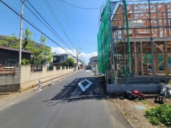 戸建てが立ち並ぶ静かな住宅街。四季折々の移り変わりを感じながら自然と楽しみ、暮らす、そんな毎日を日々の中で感じられる住環境
