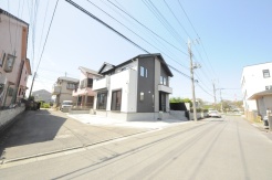 6m幅員の道路に面しておりお車の運転が苦手な方でも安心して出入りいただけます。
