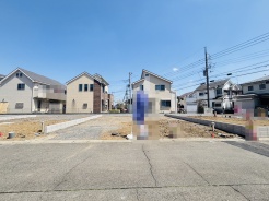 戸建てが立ち並ぶ静かな住宅街。四季折々の移り変わりを感じながら自然と楽しみ、暮らす、そんな毎日を日々の中で感じられる住環境
