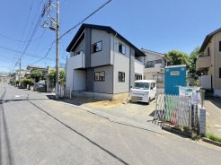6m幅員の道路に面しておりお車の運転が苦手な方でも安心して出入りいただけます。
