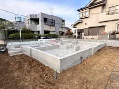 前面道路は広く、駐車がしやすいです。駐車スペース3台分ございます。
