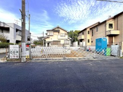 6m幅員の道路に面しておりお車の運転が苦手な方でも安心して出入りいただけます。
