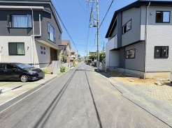 西側の道路は6mあるので、車のすれ違いもスムーズに行えます。